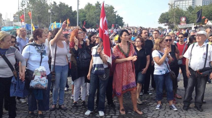'Gezi Anneleri' Insan Zinciri Oluşturdu