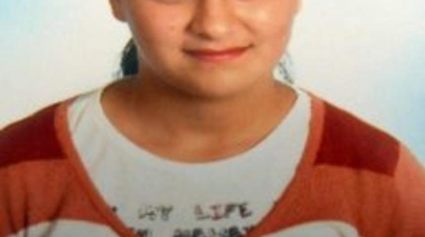 &Ccedil;ilek Toplarken &Uuml;zerine Yıldırım D&uuml;şen Gen&ccedil; Kız Kurtarılamadı