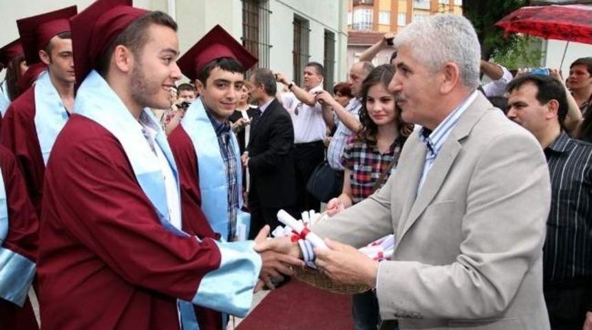 &Ouml;ğrencilerin Diploma Heyecanına Başkan Burhan Sakallı Da Ortak Oldu