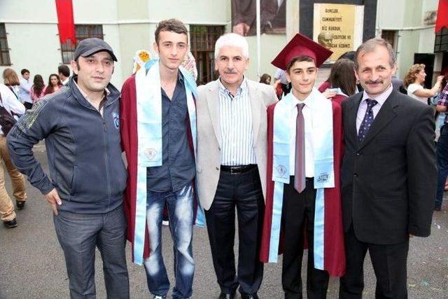 Öğrencilerin Diploma Heyecanına Başkan Burhan Sakallı Da Ortak Oldu