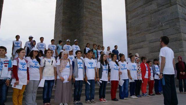 Sivas’tan Geziye Gelip Karnelerini Şehitlerin Huzurunda Aldılar