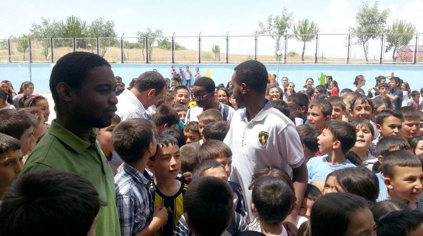 Demirci, Afrikalı &Ouml;ğrencileri Bağrına Bastı