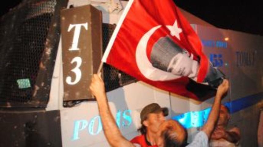 İzmir&rsquo;deki Gezi Parkı Protestosunda Polisin Sağduyusu Olayları &Ouml;nledi