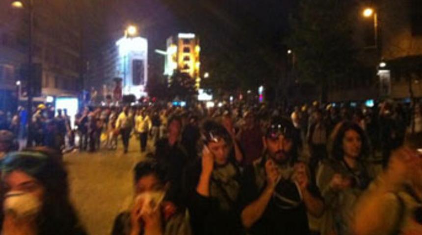 İstanbullular d&uuml;n gece sokaklara d&ouml;k&uuml;ld&uuml;
