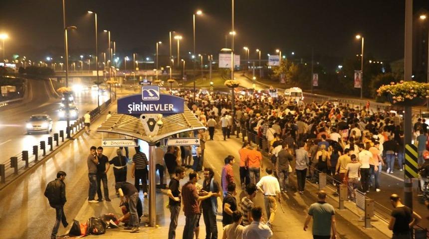Taksim Protestoları Semtlere Yayıldı, E-5 Saatlerce Trafiğe Kapandı