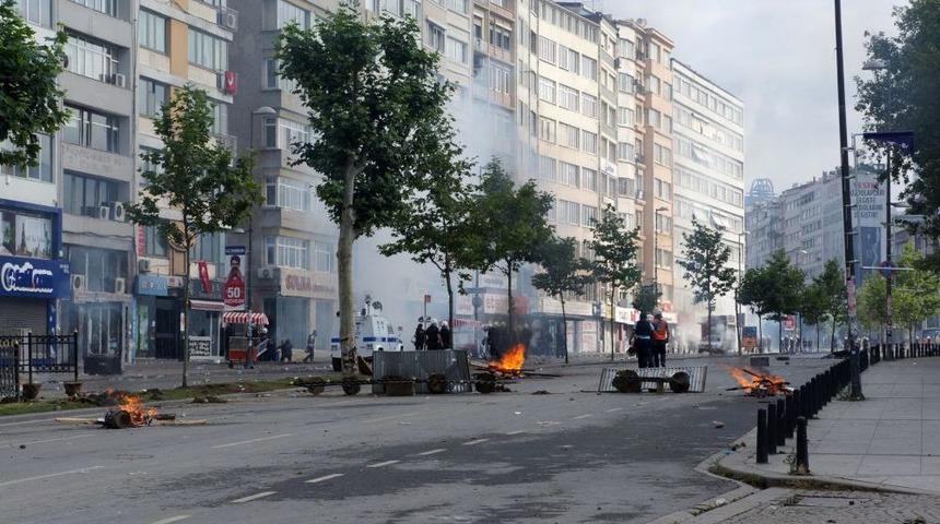 Yol Kapatan G&ouml;stericilere Polis M&uuml;dahalesi