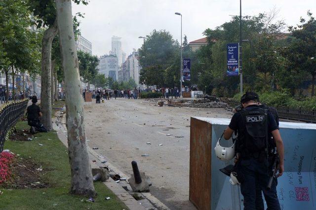 Yol Kapatan G&ouml;stericilere Polis M&uuml;dahalesi 1