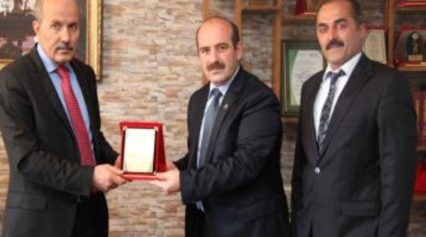 İl Milli Eğitim M&uuml;d&uuml;r&uuml; Bilge&rsquo;ye Plaket Takdim Edildi
