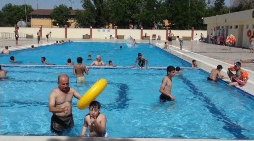 Sıcak Havalar &Ccedil;ocukları Havuzlara Y&ouml;nlendirdi