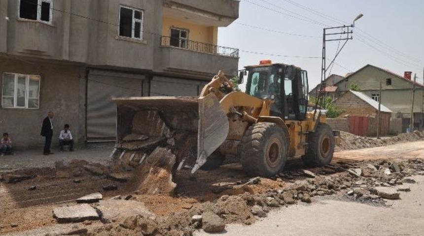 Belediye Ekiplerinin Yol &Ccedil;alışmaları S&uuml;r&uuml;yor
