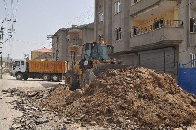 Belediye Ekiplerinin Yol &Ccedil;alışmaları S&uuml;r&uuml;yor 1