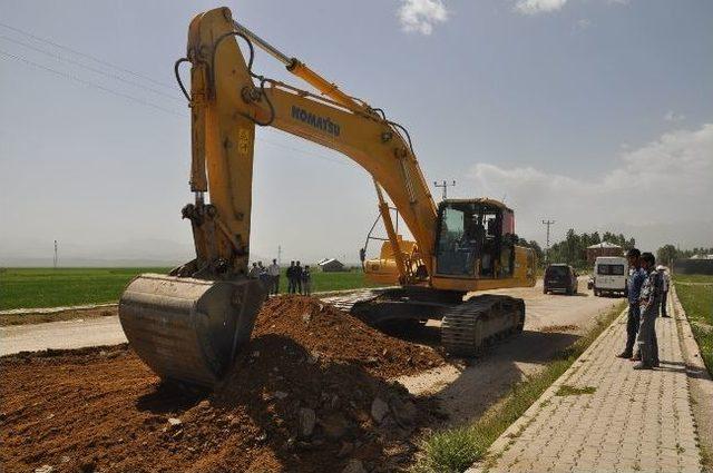Belediye Ekiplerinin Yol &Ccedil;alışmaları S&uuml;r&uuml;yor 2