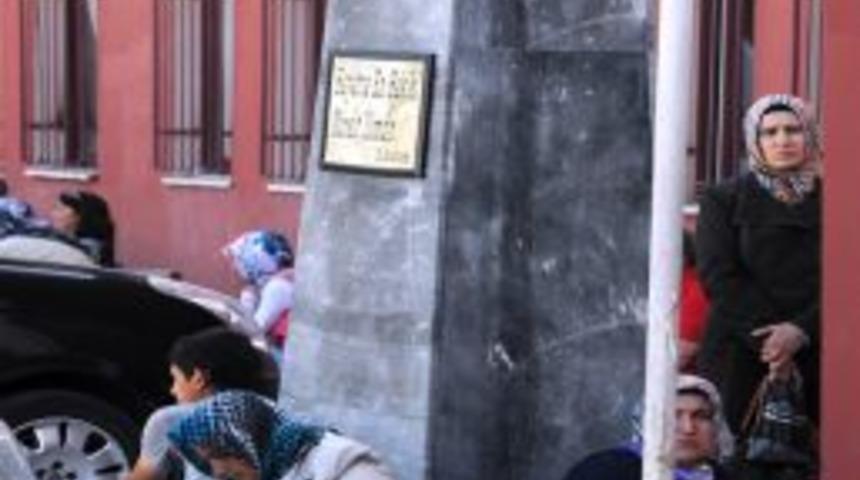 LYS Sınavı I&ccedil;in &Ouml;ğrenciler I&ccedil;erde Aileleri Dışarda Ter D&ouml;k&uuml;yor