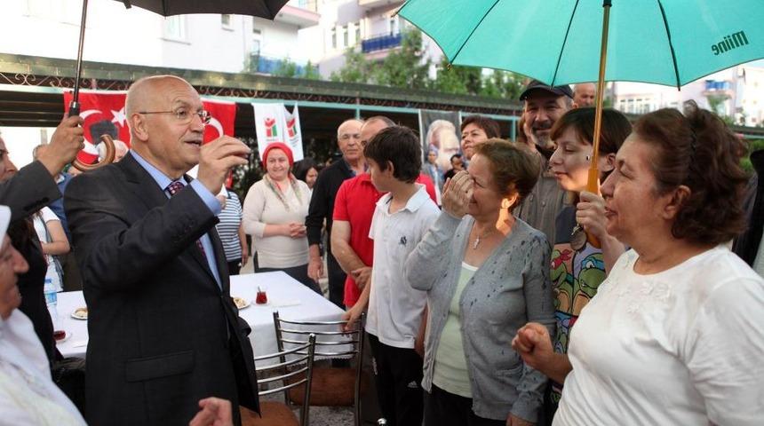 Başkan Yaşar Babalara Hediye Dağıttı