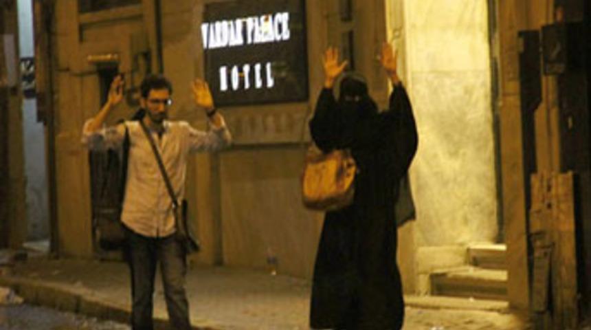 Turistler polis m&uuml;dahalesinin ortasında kaldı