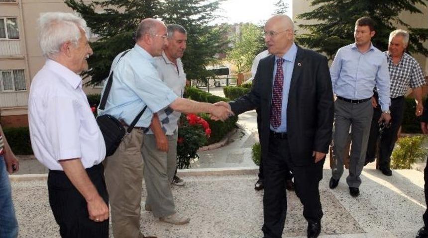 Yaşar, Site Sakinlerini Yağmurda Dinledi