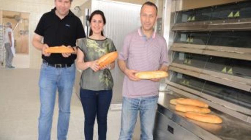 Uşak'ta Kurulan Halk Ekmek Fırınında Ilk Ekmek &Ccedil;ıkarıldı