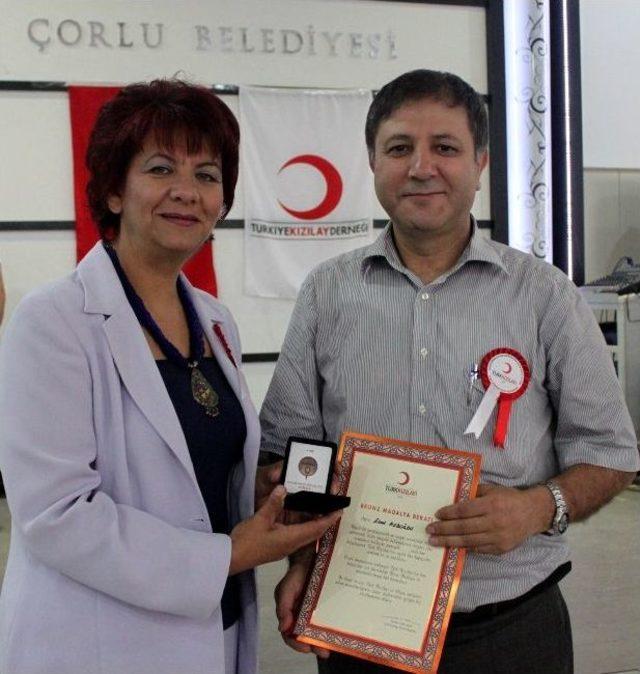 Kızılay&rsquo;dan Kan Bağış&ccedil;ılarına Madalya 2