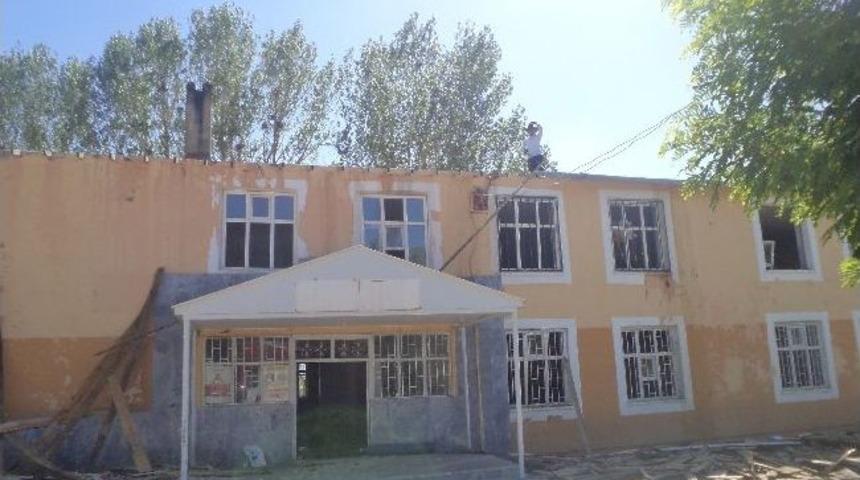 Varto&rsquo;da 40 Yıllık Okulun Yıkımına Başlandı