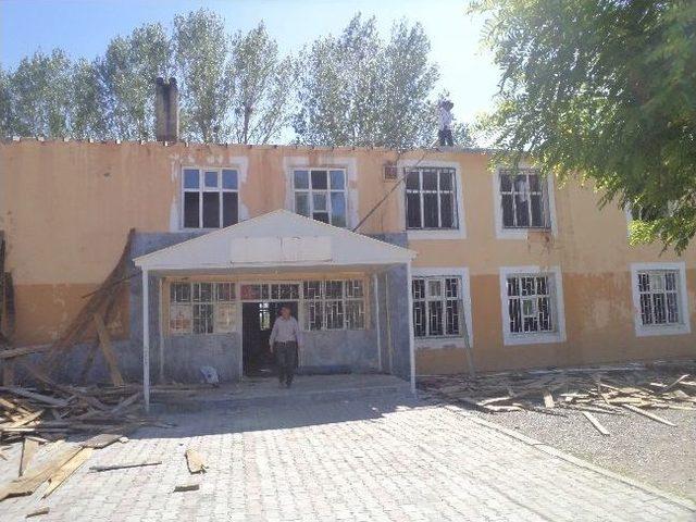 Varto&rsquo;da 40 Yıllık Okulun Yıkımına Başlandı 1