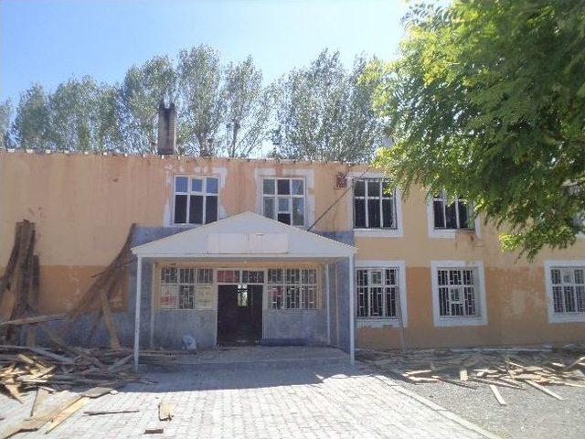 Varto&rsquo;da 40 Yıllık Okulun Yıkımına Başlandı 2