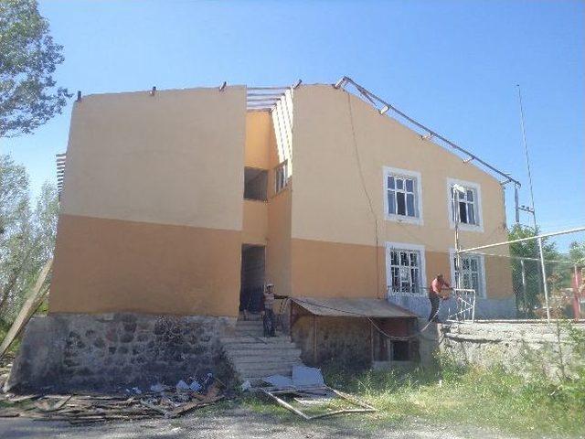 Varto&rsquo;da 40 Yıllık Okulun Yıkımına Başlandı 3