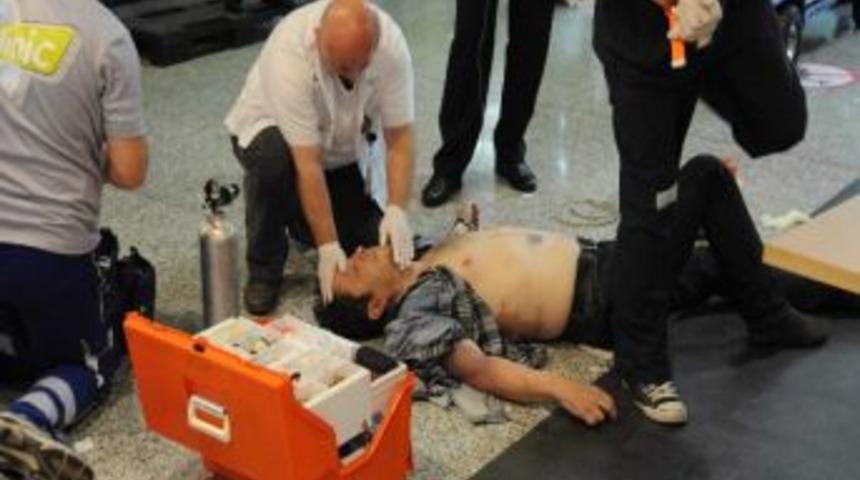 Atat&uuml;rk Havalimanı Dış Hatlarda Fenalaşan Yolcu Hastaneye Kaldırıldı