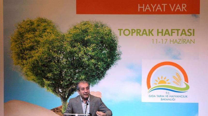 Bakan Eker, &Ccedil;ift&ccedil;ilerle Toprak Bayramı Kutladı