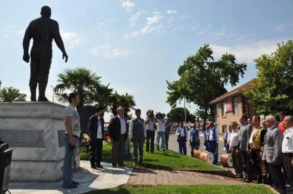 H&uuml;seyin Pehlivan Anıtına &Ccedil;elenk Konuldu