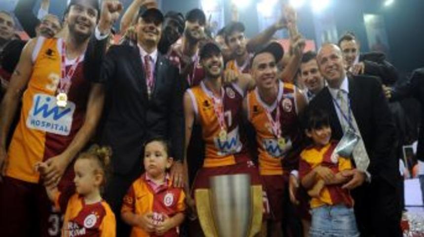 Ergin Ataman, 5 Sezonda 3 Farklı Takımı Şampiyon Yaparak Tarihe Ge&ccedil;ti