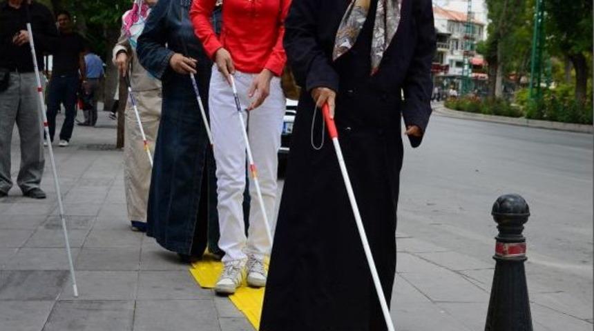 G&ouml;rme Engelliler I&ccedil;in Kabartmalı Yollara, Bisiklet Yolu Kadar Değer Verilmedi