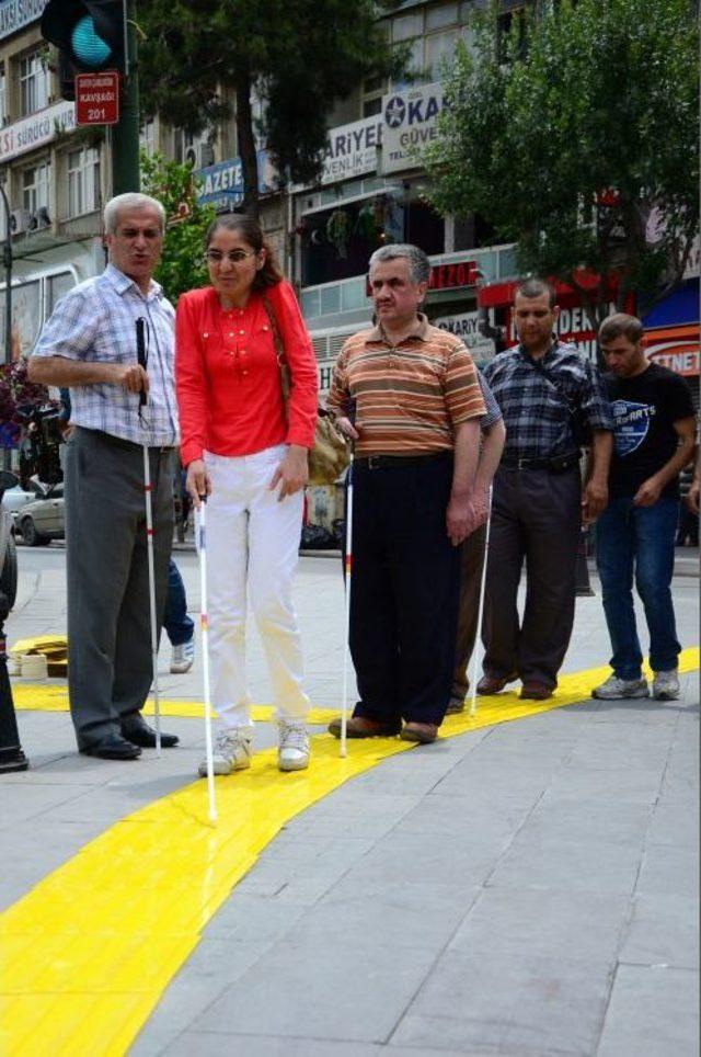 Görme Engelliler Için Kabartmalı Yollara, Bisiklet Yolu Kadar Değer Verilmedi