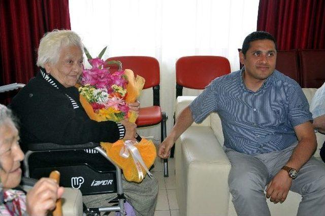 Ak Parti&rsquo;den Huzurevi Ziyareti 1