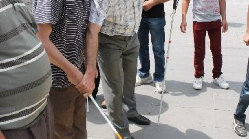 G&ouml;rme Engellilerden İzli Yol İsteği