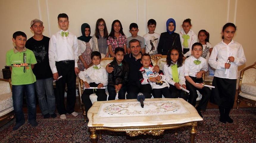 Yetim &Ccedil;ocuklardan Vali Yazıcı&rsquo;ya 'Babalar G&uuml;n&uuml;' S&uuml;rprizi