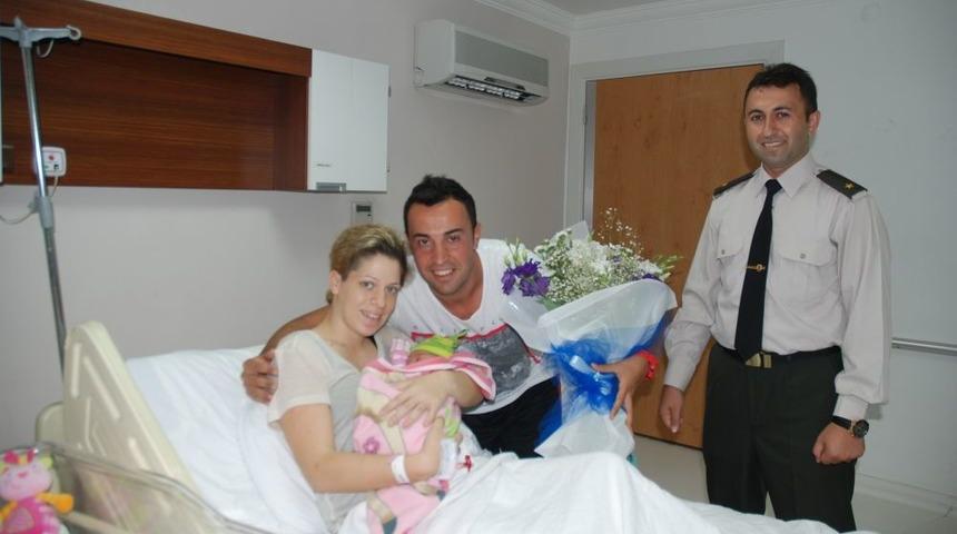 Jandarmadan Babalara &Ccedil;i&ccedil;ek S&uuml;rprizi