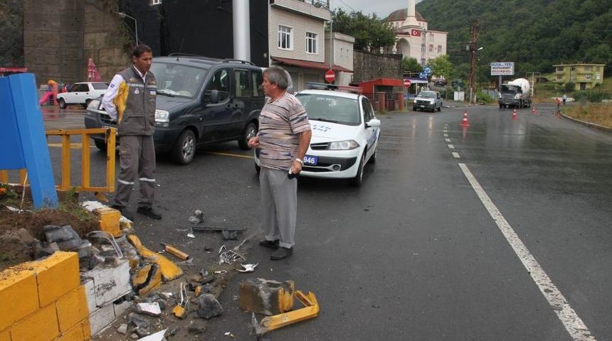 Kamyonet Akaryakıt Istasyonu Koruma Duvarına &Ccedil;arptı: 3 Yaralı