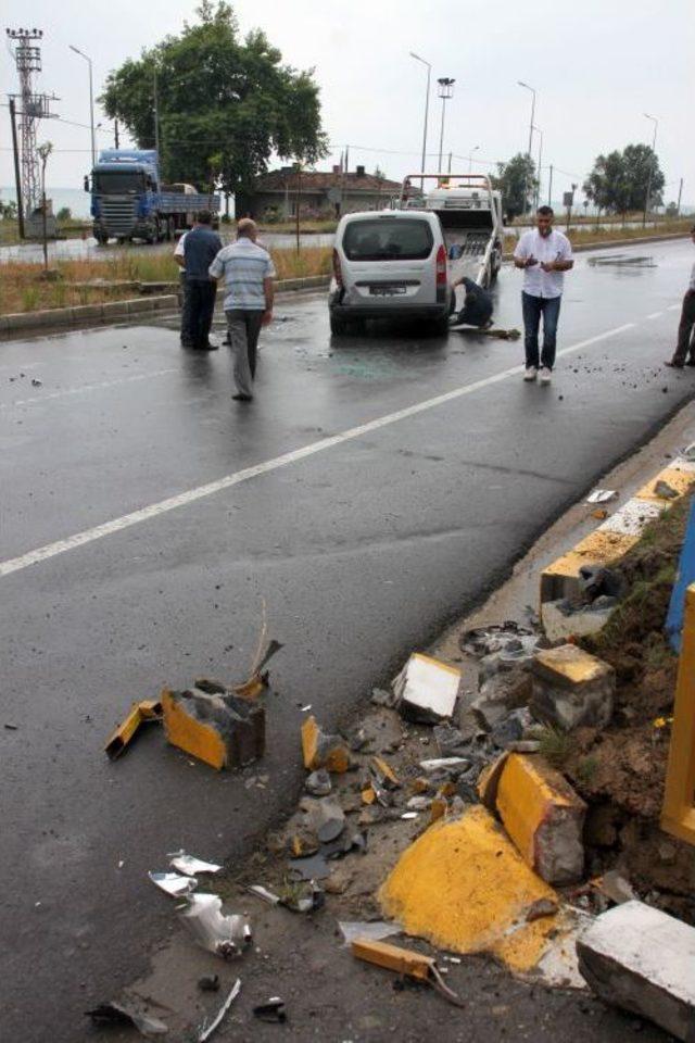 Kamyonet Akaryakıt Istasyonu Koruma Duvarına Çarptı: 3 Yaralı