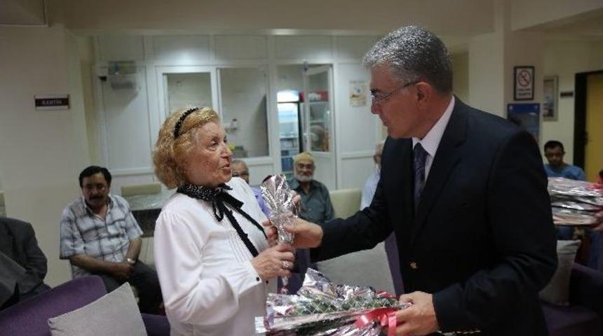 Huzurevinde Babalar G&uuml;n&uuml; Kutlaması