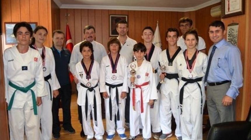 Spor İl M&uuml;d&uuml;r&uuml; Aslan&rsquo;dan Ayvalıklı Tekvandoculara Altın &Ouml;d&uuml;l