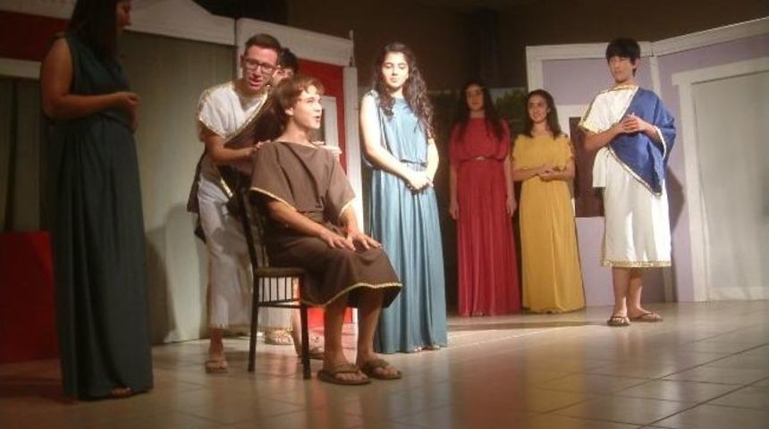 Burhaniye&rsquo;de Liselilerin Oyununa B&uuml;y&uuml;k İlgi