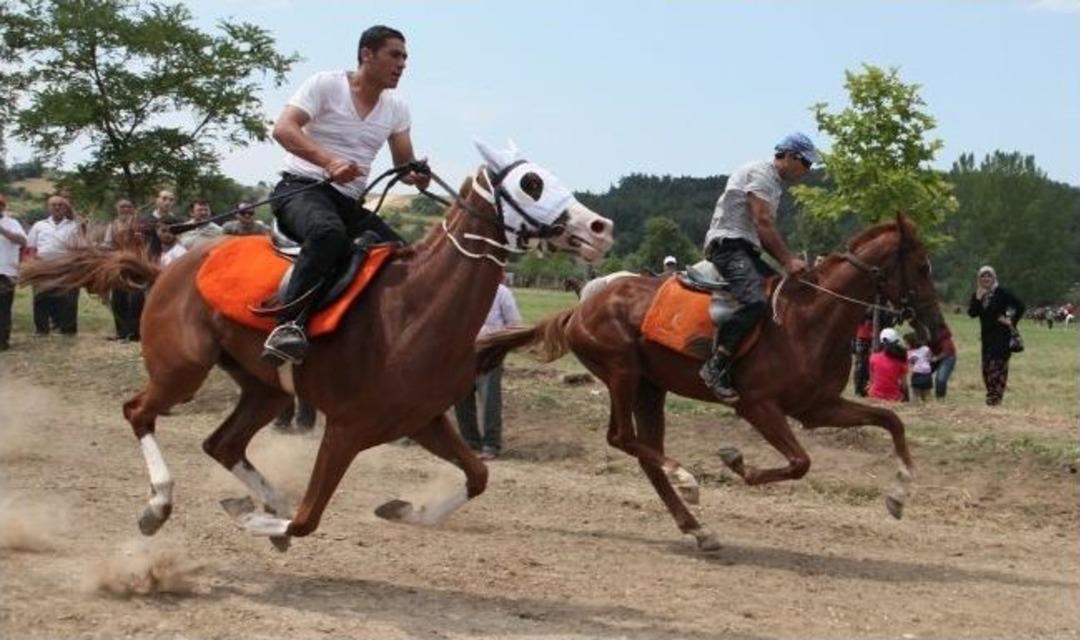 Nil&uuml;fer&rsquo;de 22. Rahvan At Yarışlarına Yoğun İlgi