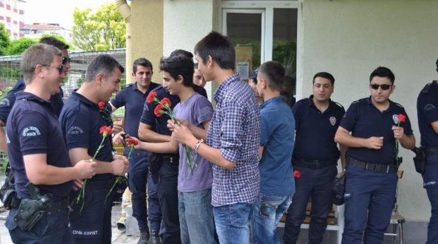 &Ouml;ğrenciler Polislere Karanfil Dağıttı
