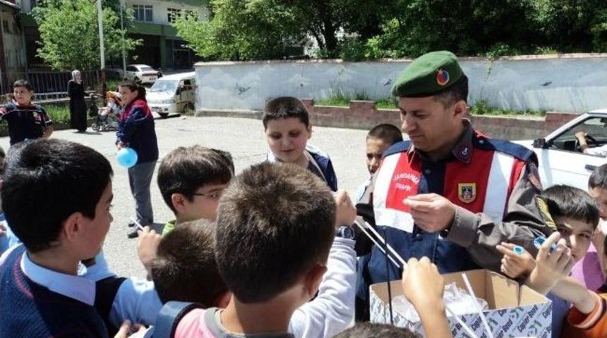 Jandarma Trafik&rsquo;ten &Ouml;ğrencilere Şapka Ve Balon