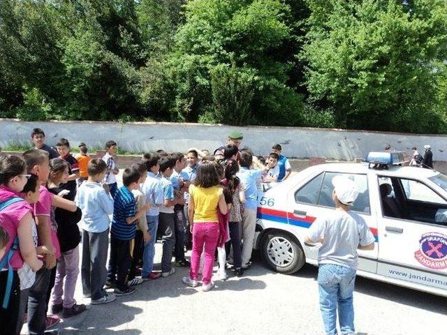 Jandarma Trafik&rsquo;ten &Ouml;ğrencilere Şapka Ve Balon 2