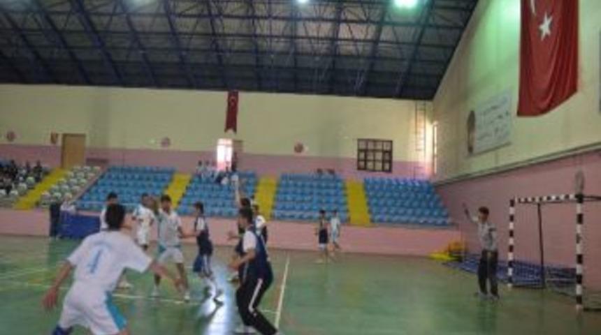 Hentbol Se&ccedil;meleri Yapıldı