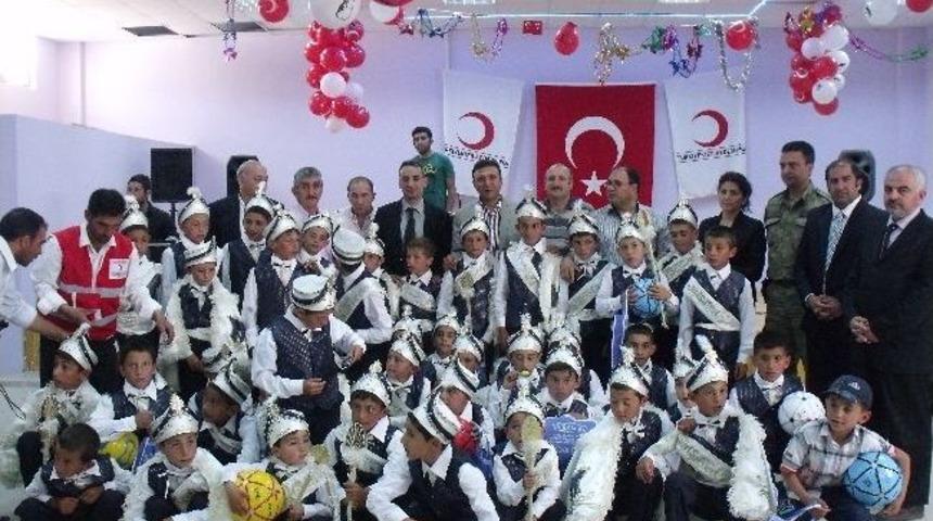 Kızılay&rsquo;ın S&uuml;nnet Ş&ouml;leninde 50 &Ccedil;ocuk Erkekliğe Adım Attı