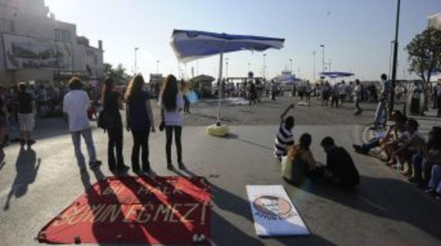 &Ccedil;anakkale'de Eylemciler Feribot Seferlerini Iptal Ettirdi