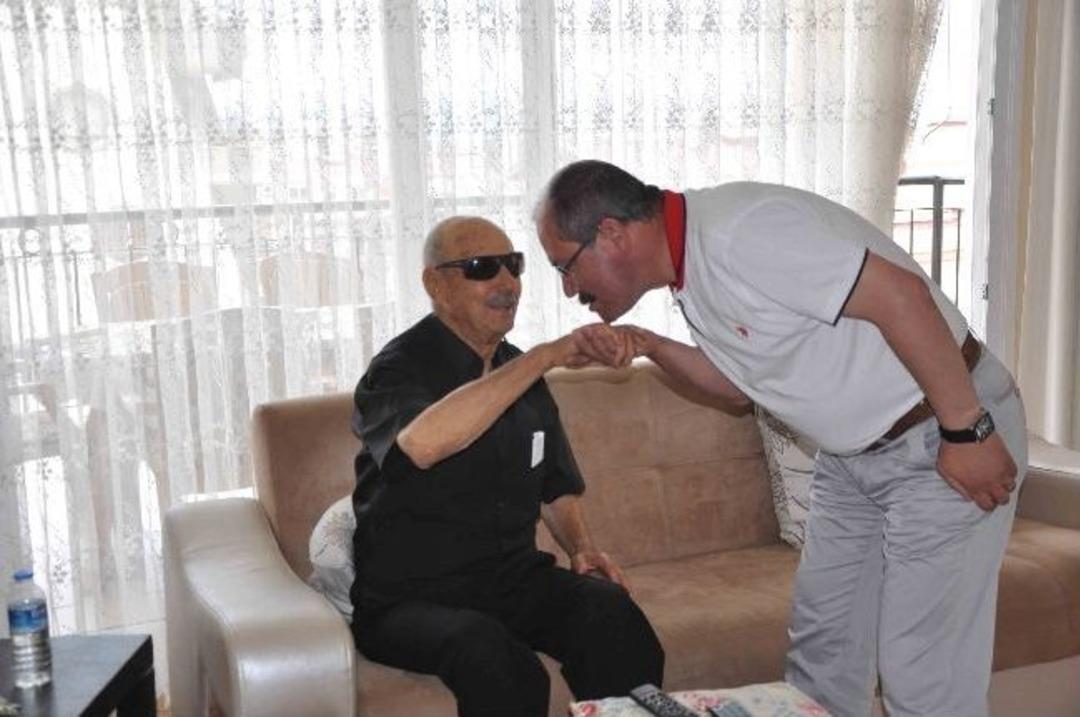 Başkan Altung&uuml;n&rsquo;den En Yaşlı Babaya Ziyaret