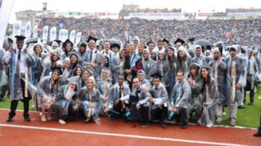 Osmangazi &Uuml;niversitesi&rsquo;nde Mezuniyet Coşkusu